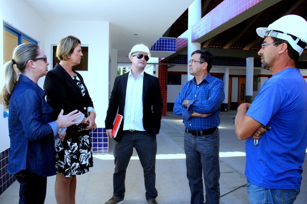 You are currently viewing Prefeita Adeliana Dal Pont vistoria obras da rede municipal de educação