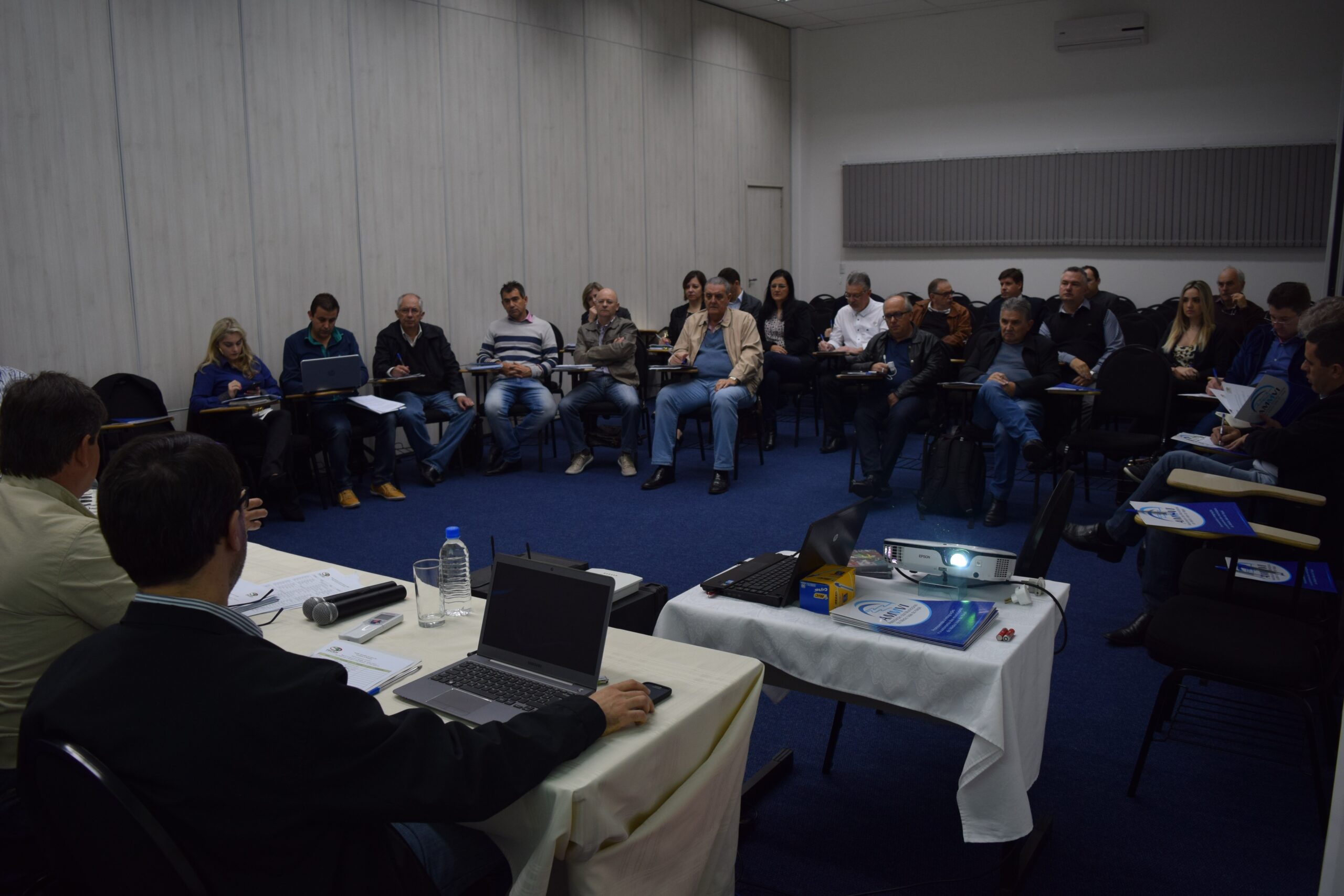 You are currently viewing Colegiado de Executivos de Associações de Municípios promove reunião em Tubarão