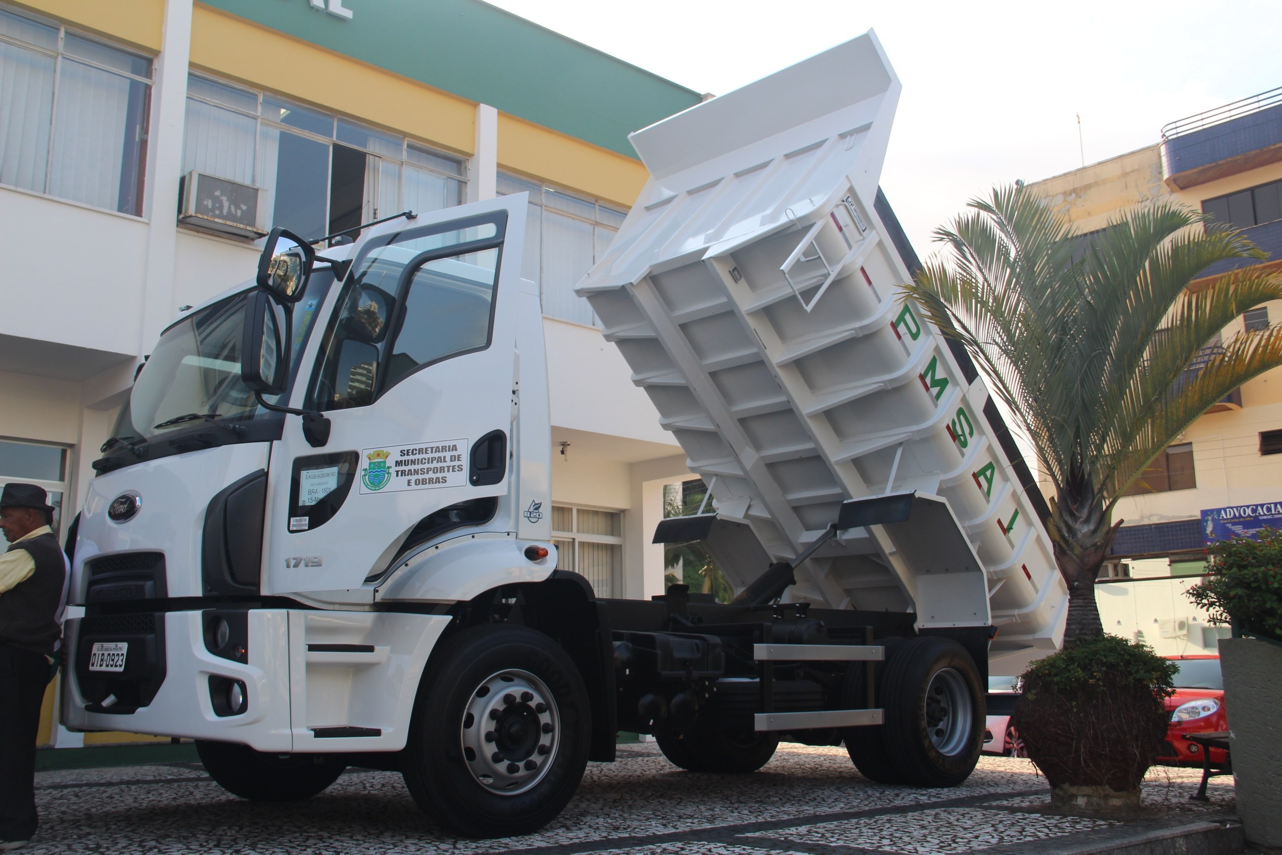 You are currently viewing Prefeitura compra caminhão de lixo, caminhão caçamba e dois veículos para a saúde