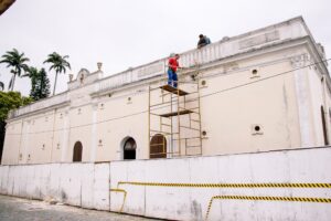 Read more about the article Restauração do telhado do Teatro Adolpho Mello está concluída
