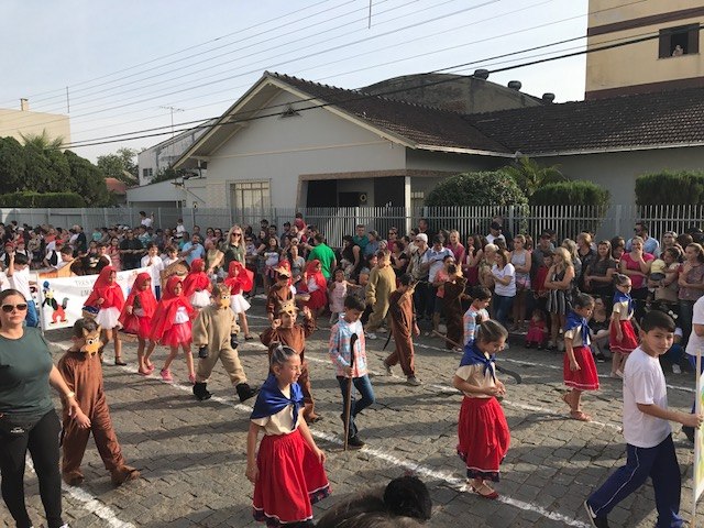 Read more about the article Mais de 4 mil alunos e entidades ‘desfilam’ cidadania no município