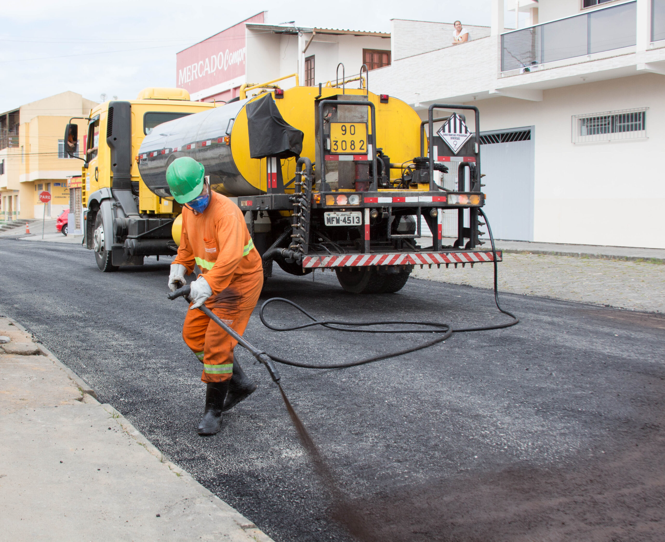 You are currently viewing Prefeitura asfalta mais 10 ruas com recursos próprios