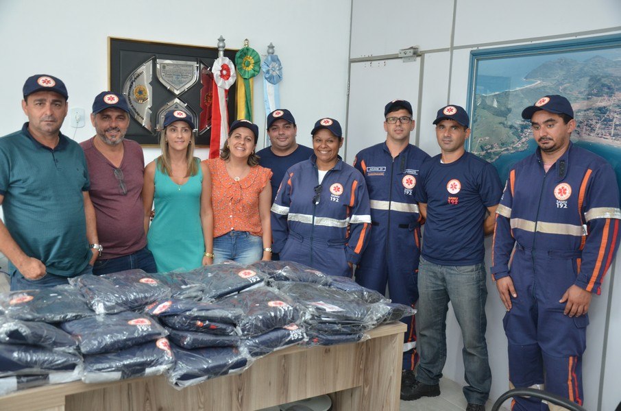 Read more about the article Prefeitura entrega novos uniformes para profissionais do Samu