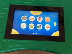 Read more about the article Prefeitura vai entregar nas escolas jogos digitais que interagem com estudantes com deficiências