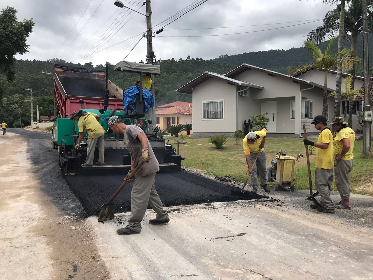 Read more about the article Prefeitura  inicia segunda parte do asfalto no Bairro Papagaios