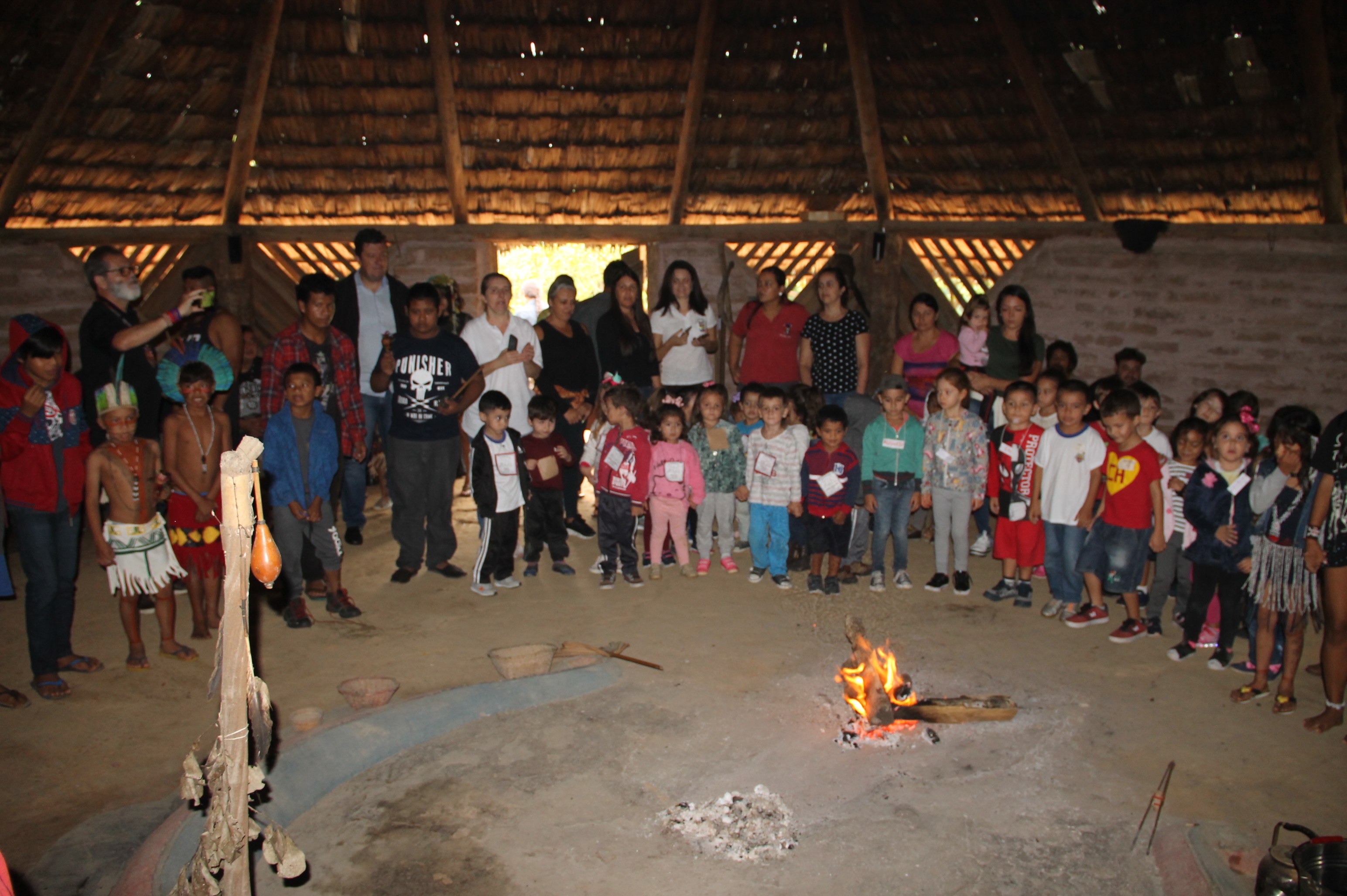 Read more about the article Alunos da rede municipal participam da abertura de Jogos Indígenas em Biguaçu