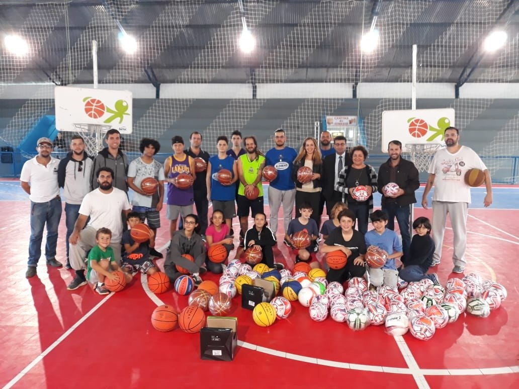 Read more about the article Prefeitura de Garopaba entrega materiais esportivos para escolinhas de esportes do município