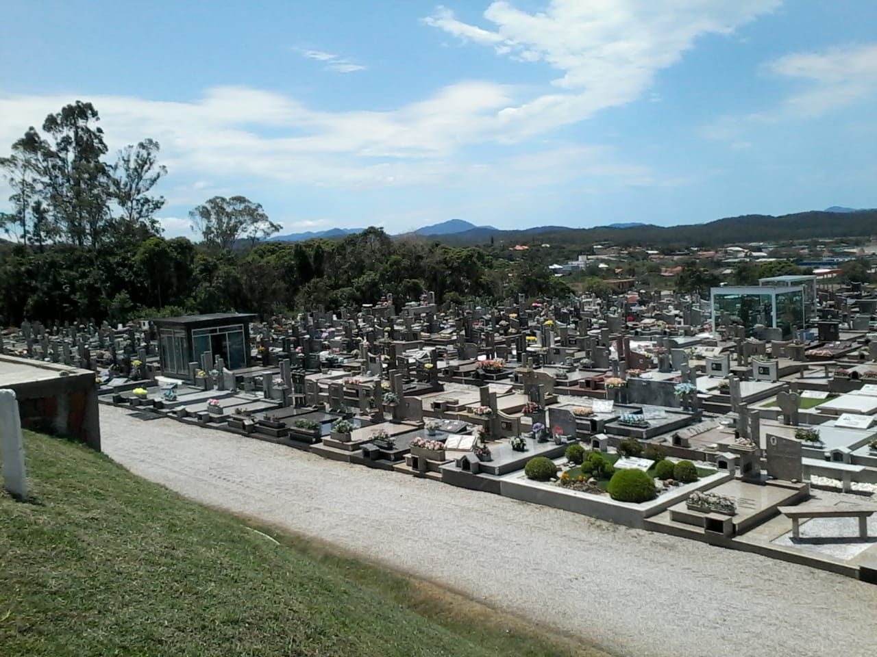 Read more about the article Prefeitura de Canelinha prepara cemitério para o Dia de Finados