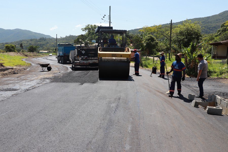 Read more about the article Prefeitura inicia segunda etapa de asfaltamento da estrada da Ressacada