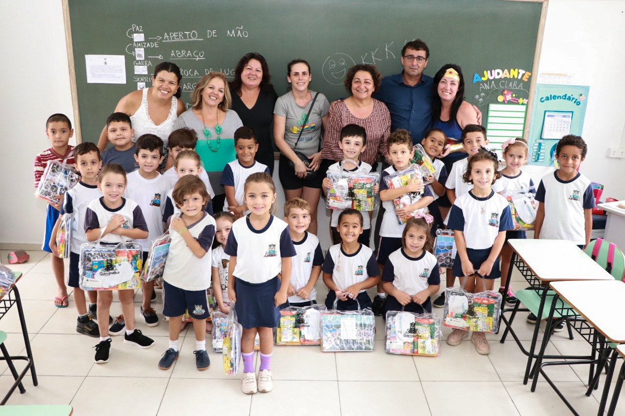 Read more about the article Prefeitura realiza entrega dos Kits escolares para os alunos da rede municipal de ensino de Garopaba