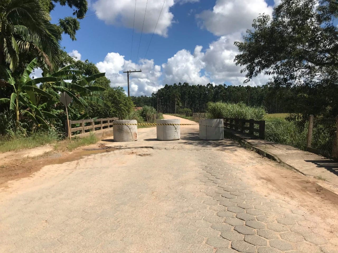 You are currently viewing Prefeitura de Canelinha instala barreiras nos acessos secundários do município na manhã desta segunda-feira, (23)