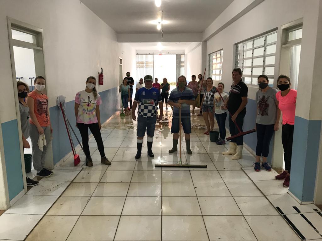 You are currently viewing Funcionários da Prefeitura de Nova Trento e voluntários realizaram mutirão de limpeza na escola do bairro Trinta Réis