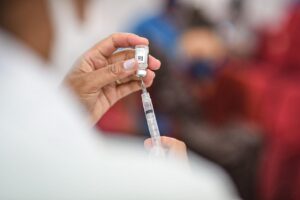 Read more about the article Biguaçu retoma vacinação contra a Covid-19 para pessoas a partir de 38 anos