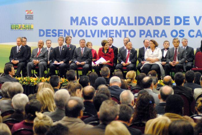 You are currently viewing Prefeitos acompanham anúncio de investimentos pela presidente Dilma