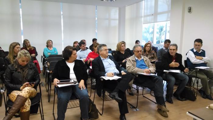 You are currently viewing Secretários de Educação da Grande Florianópolis debatem a readequação dos Planos Municipais de Educação ao Plano Nacional recém aprovado